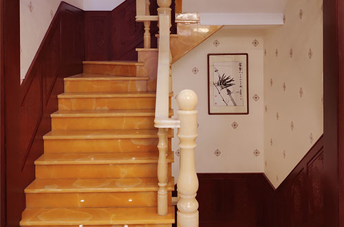 南坤镇中式别墅室内汉白玉石楼梯的定制安装装饰效果